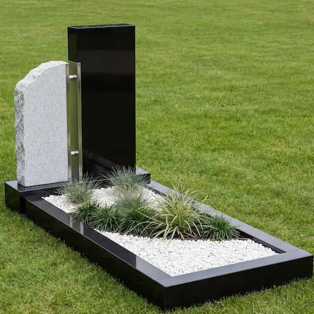 Klassischer Einzelgrabstein mit Bronzeschrift