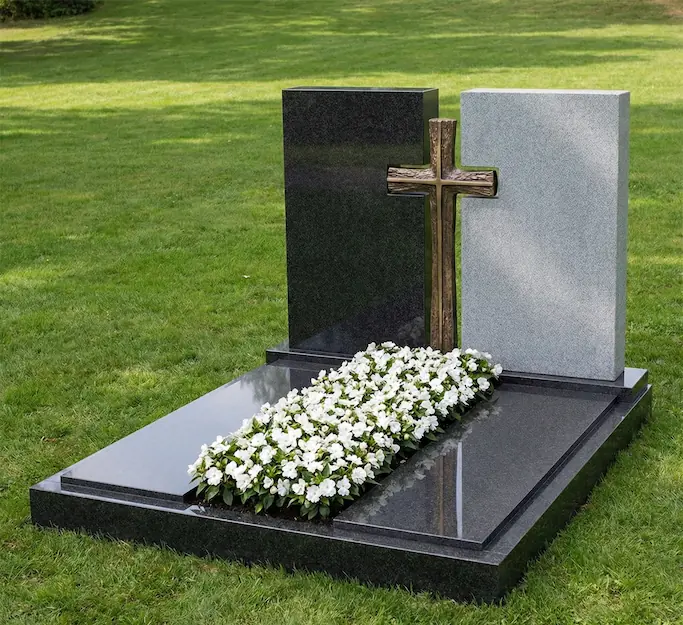 Großes Familiengrabmal aus hellem Naturstein