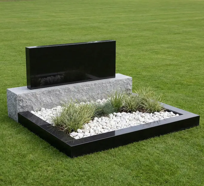 Familiengrabstein mit Platz für mehrere Namen