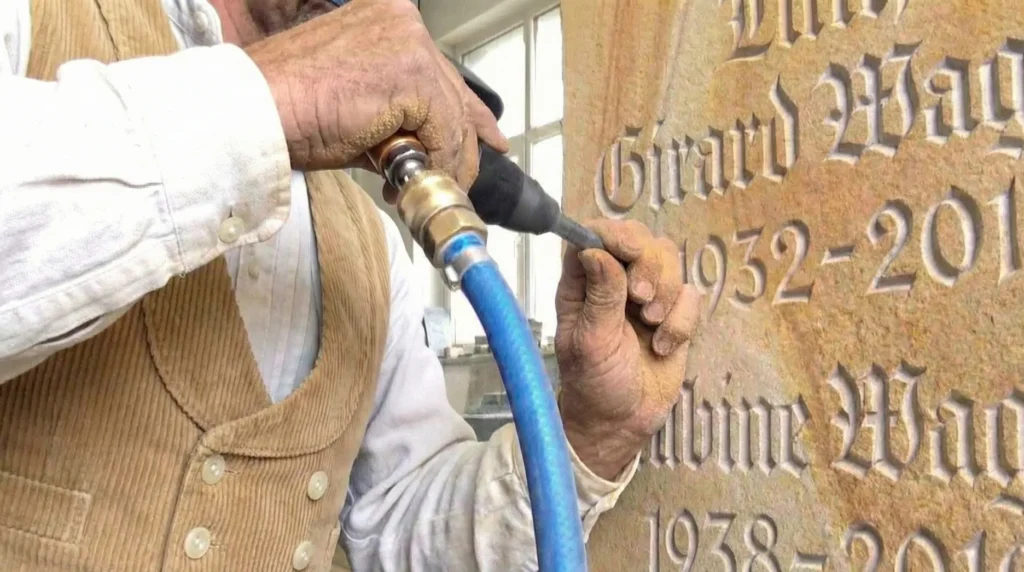 Handwerkliche Gravur eines Grabmals. Ihr Steinmetz für individuelle Grabsteine in der Nähe (Frankfurt, Offenbach, Maintal).