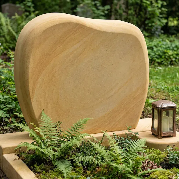 Kompakter Urnengrabstein mit Bronzeornament