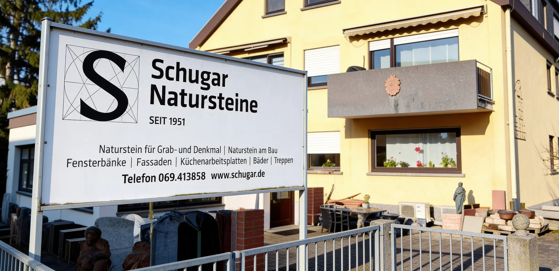 Vergleich einer modernen Urnenwand mit einem klassischen Urnenerdgrab in Frankfurt und Offenbach