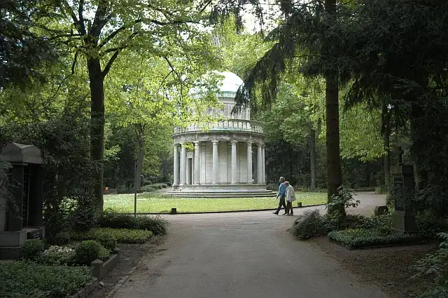 Wegweiser Frankfurter Hauptfriedhof – Übersicht zu Grabarten und Grabstein-Regeln