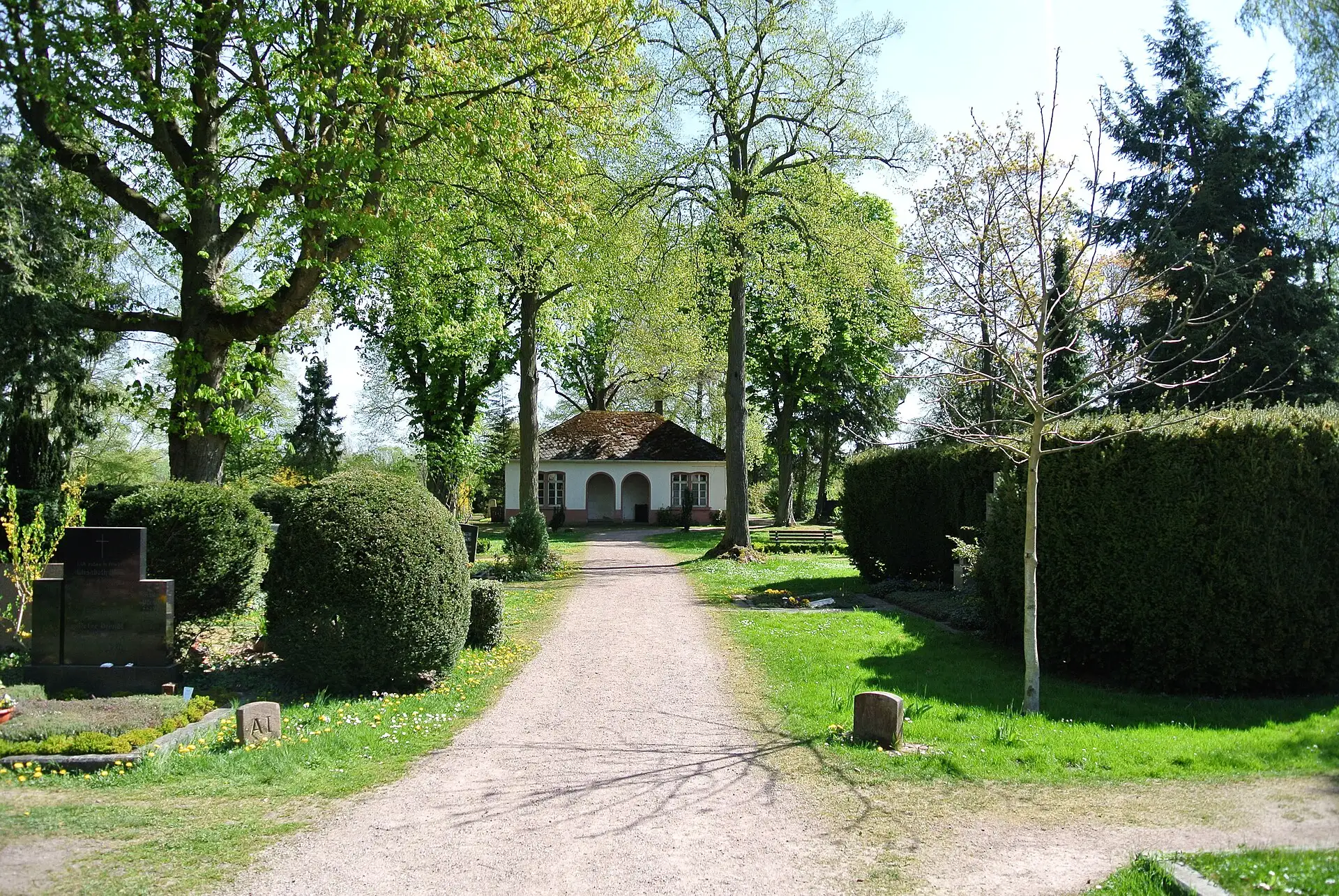 Historische Trauerhalle und Grabmale auf dem Friedhof Fechenheim in Frankfurt