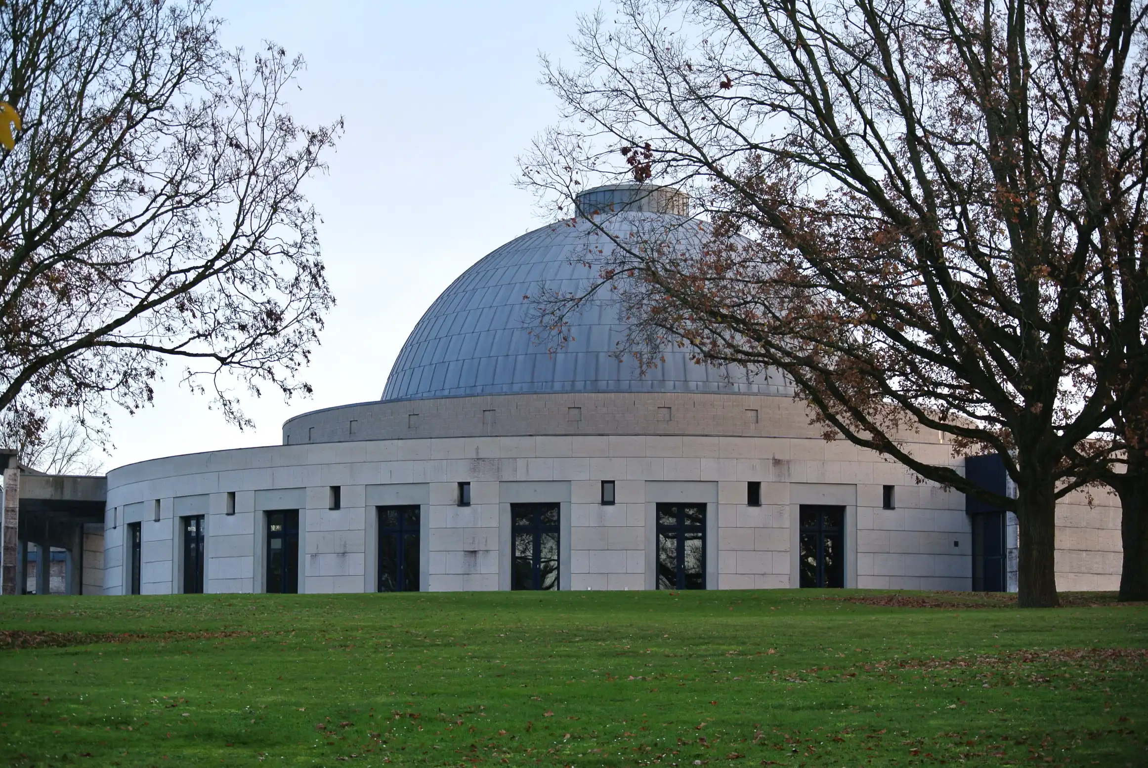Islamisches Grabfeld und Naturstein-Grabmal auf einem Friedhof in Frankfurt am Main