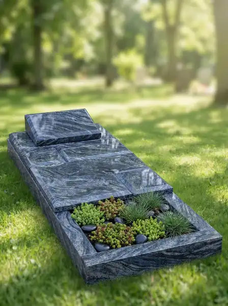 Teilabdeckung Einzelgrab kombiniert mit Zierkies und kleiner Bepflanzung