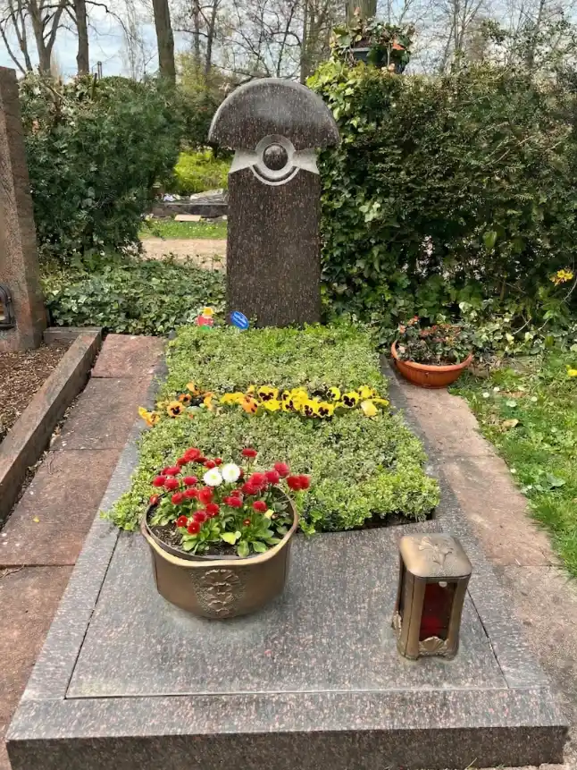 Pflegeleichte Teilabdeckung für ein Einzelgrab aus edlem Granit