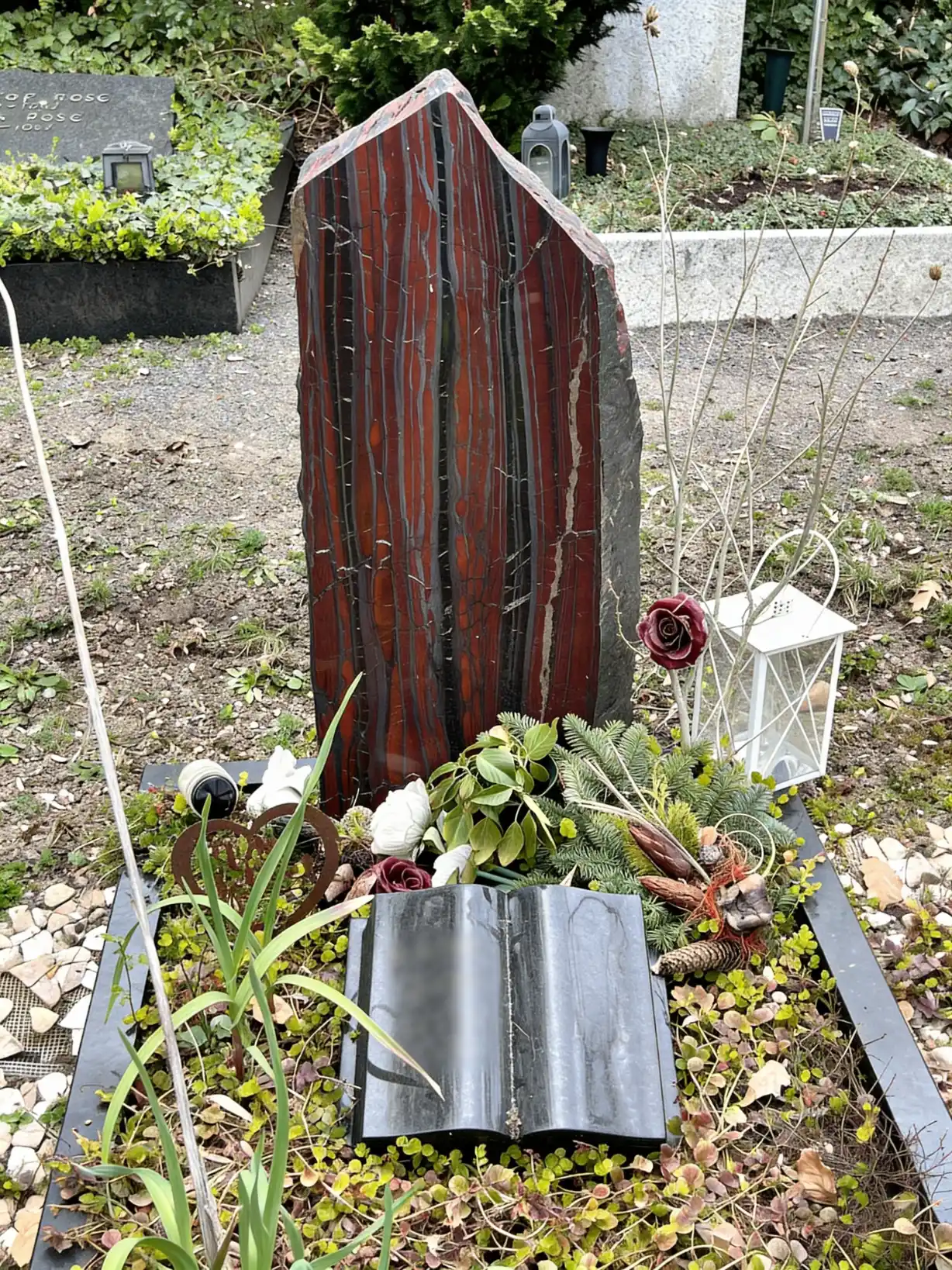 Exklusives Einzelgrabmal mit Kombination aus dunklem Granit und Glas