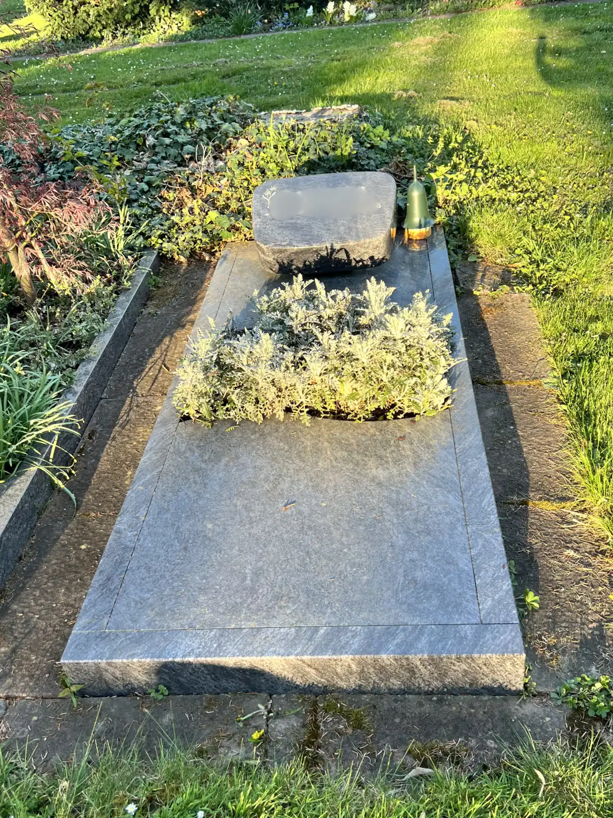 Grabgestaltung Einzelgrab mit Liegeplatte und offener Pflanzfläche