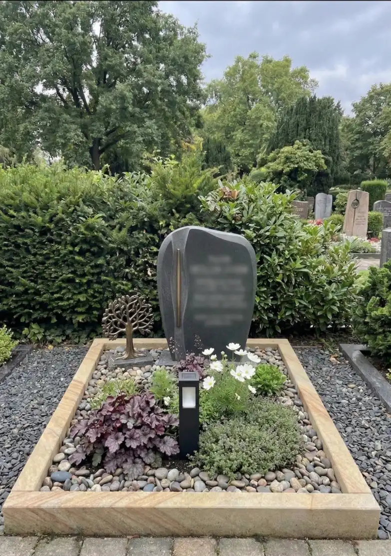 Puristische Stele für ein modernes Einzelgrab in Frankfurt