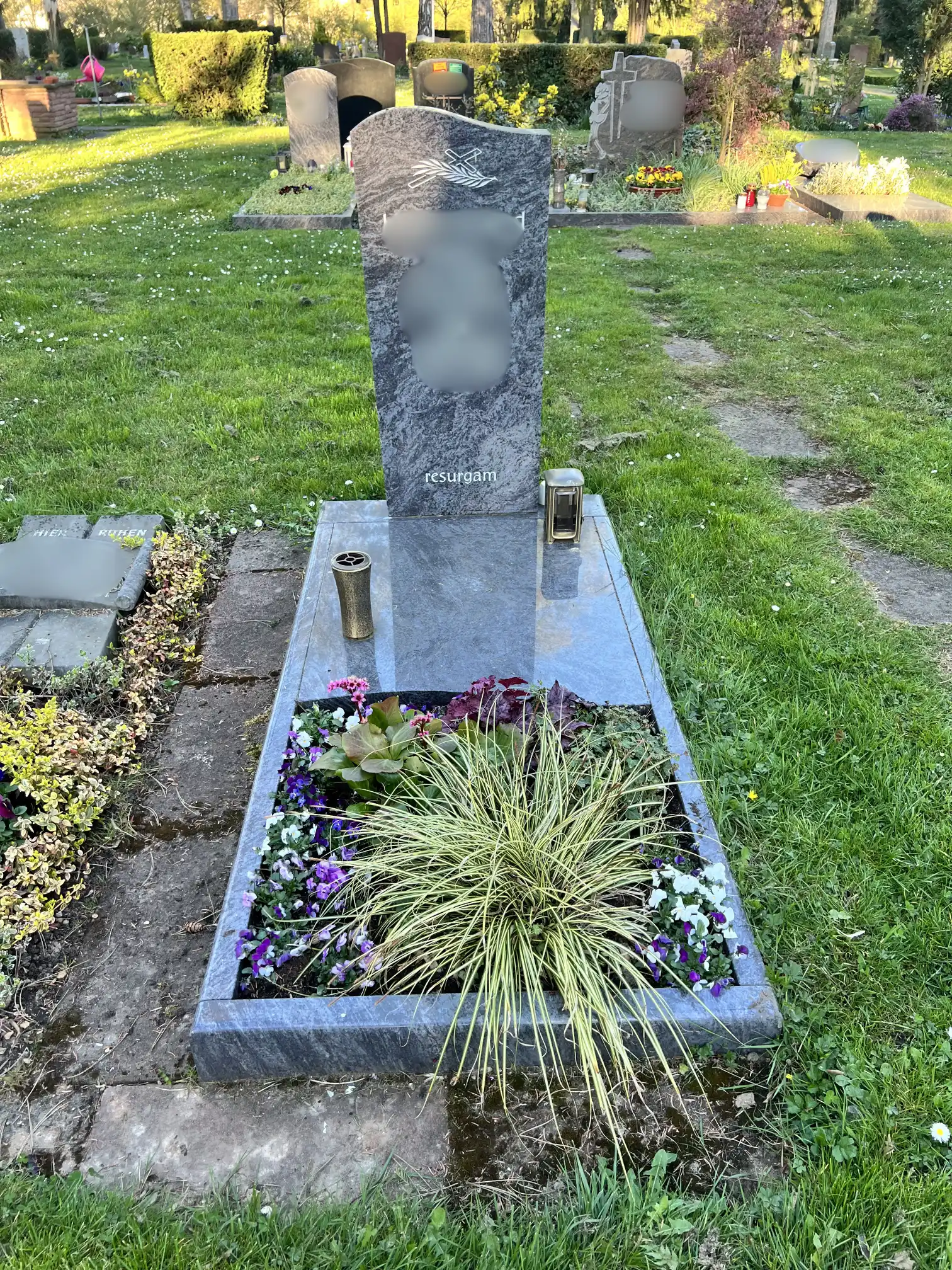 Liegender Kissenstein mit persönlicher Gravur für ein Rasengrab