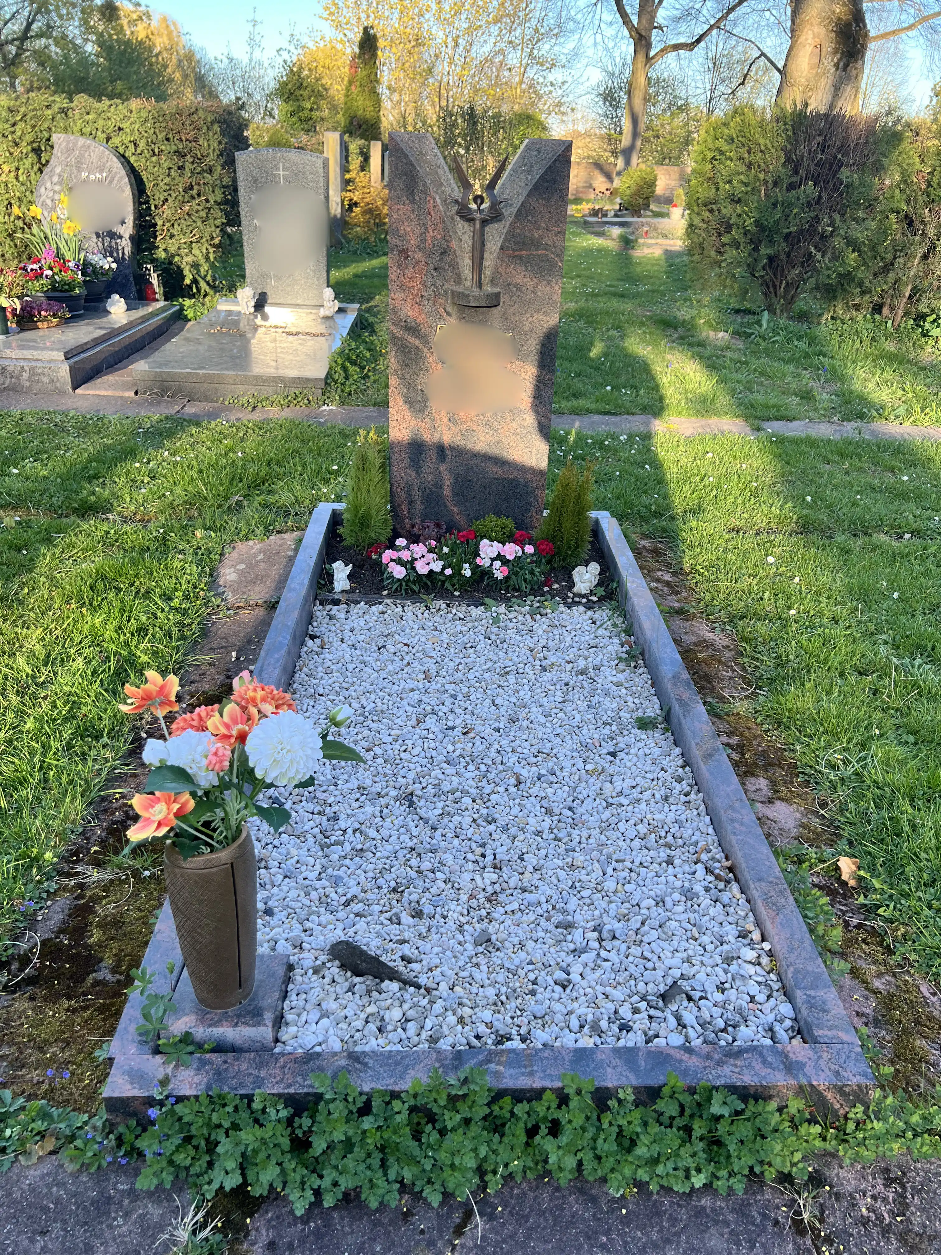 Moderner Grabstein für Einzelgrab mit asymmetrischer Linienführung