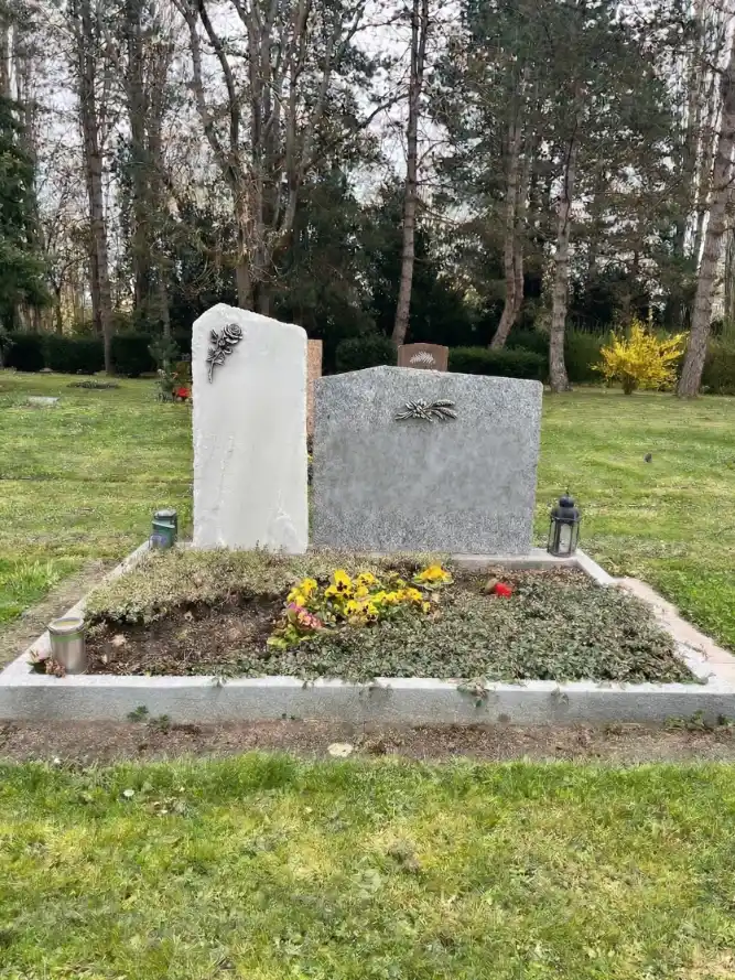 Kissenstein für Familiengrab aus dunklem Granit passend zum Hauptstein