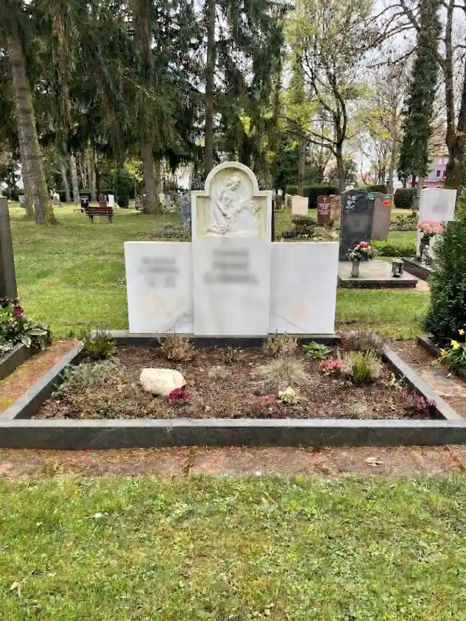 Klassische Grabeinfassung für Doppelgrab mit Trittplatten zur Pflegeerleichterung