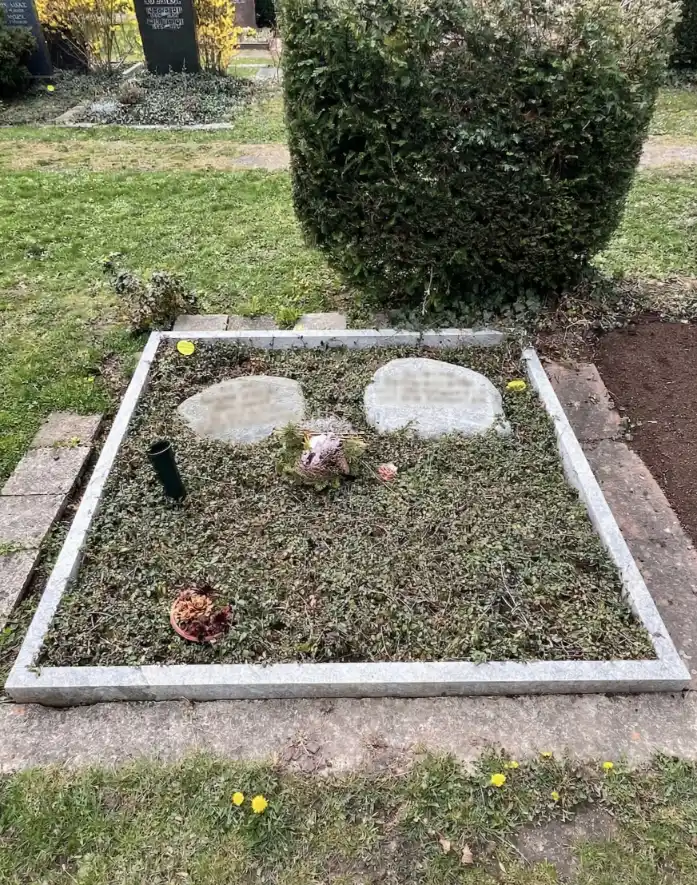 Familiengrab mit Steineinfassung und passendem Breitstein aus Basalt