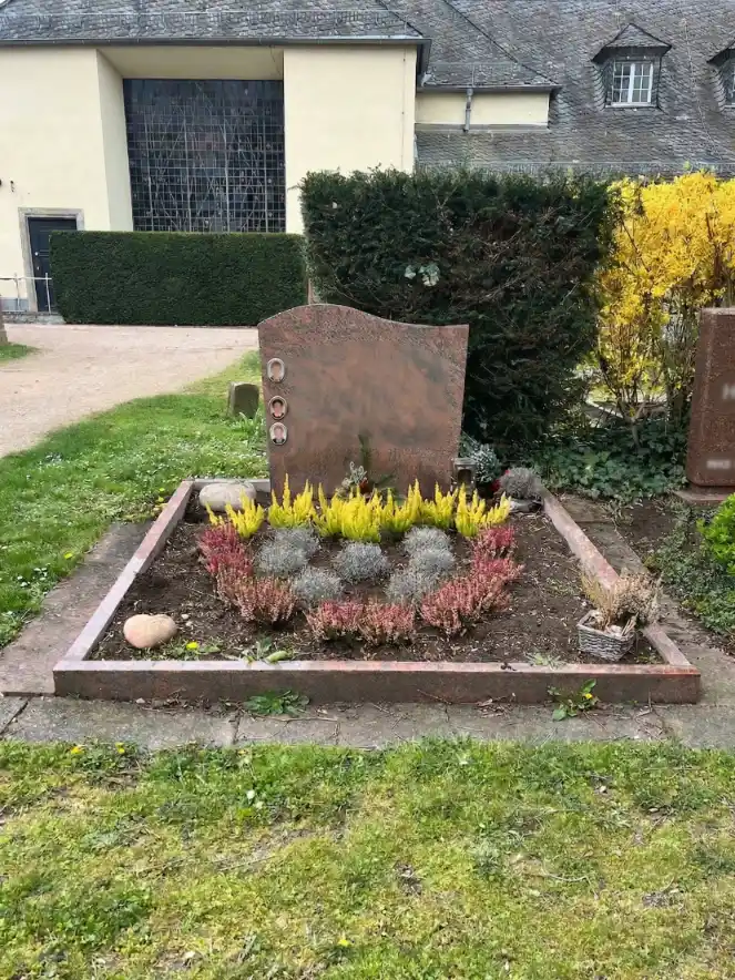 Massive Grabeinfassung aus dunklem Granit für ein Familiengrab