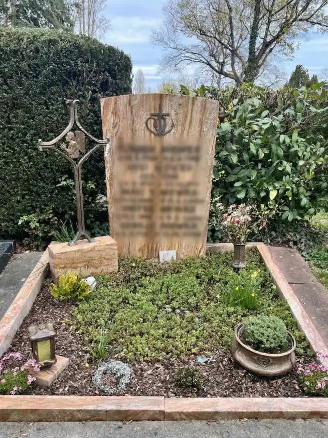 Doppelgrab gestalten: Helle Einfassung mit stilvoller Bepflanzung