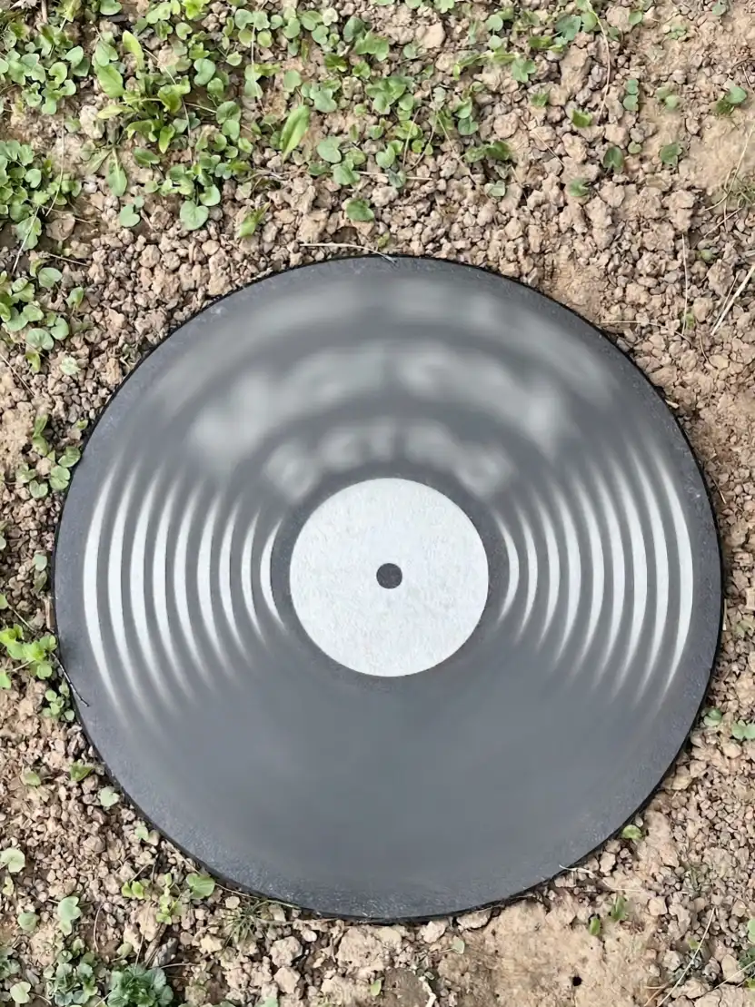 Moderner Liegestein für ein absolut pflegefreies Rasengrab