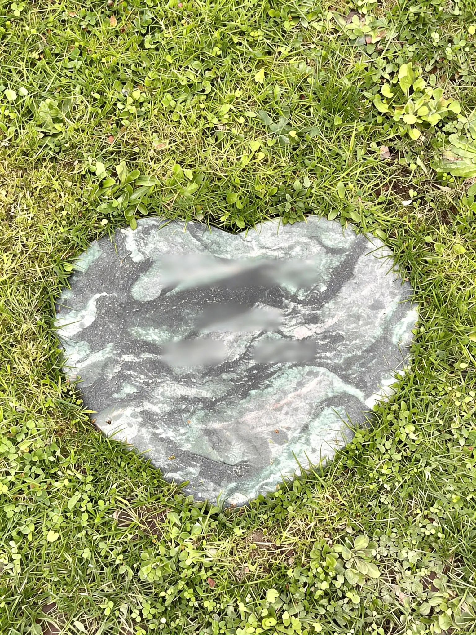 Breit ausgeführte Liegeplatte für ein Erdbestattungs-Rasengrab