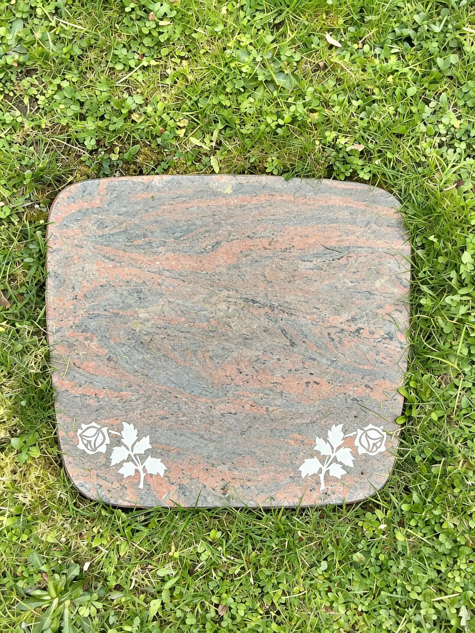 Flacher Urnenstein, der das problemlose Überfahren mit dem Rasenmäher ermöglicht