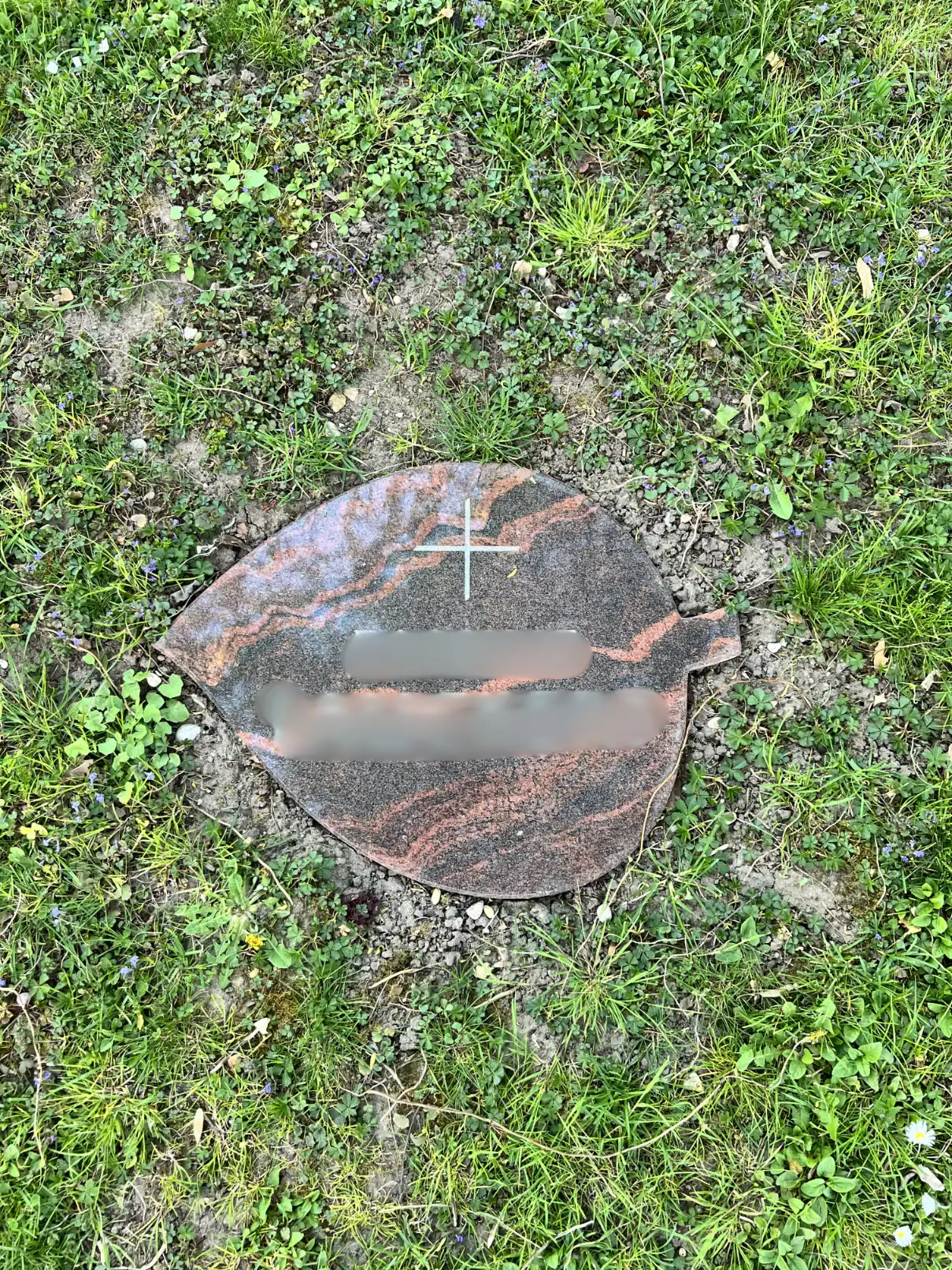 Maßgefertigter Liegestein passgenau und bündig mit der Grasnarbe eingesetzt