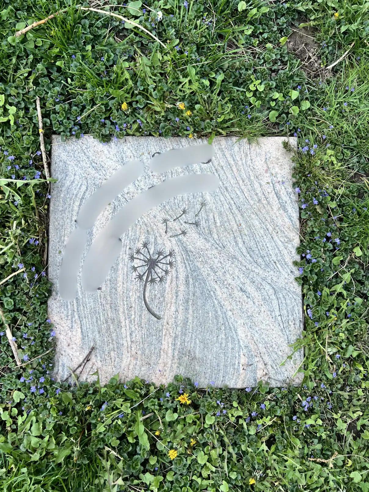 Schlichte, bündige Rasengrabplatte veredelt mit Bronze-Ornamenten