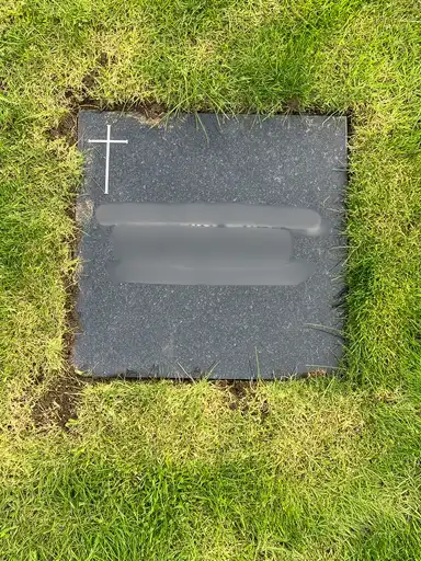 Kompakter Stehstein aus Hartgestein für ein genehmigtes Rasengrabfeld