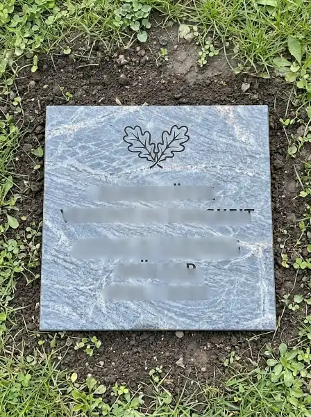 Dezente Grabplatte mit tief eingehauener, langlebiger Inschrift