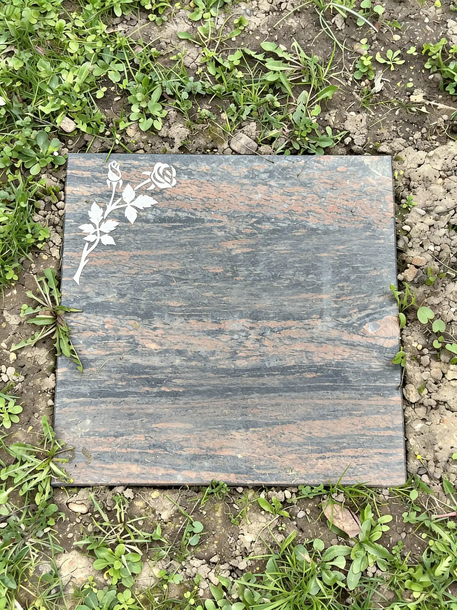 Pflegefreier Grabstein aus witterungsbeständigem Basalt für Wiesengräber