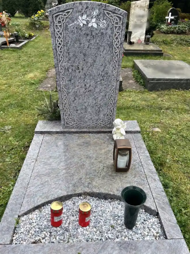 Flache Liegeplatte aus Naturstein, bündig im Rasen für Einzelgrab