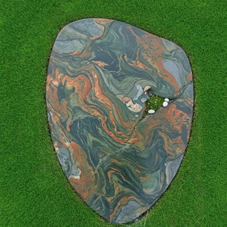 Breite Natursteinplatte für ein Rasengrab mit Sargbestattung