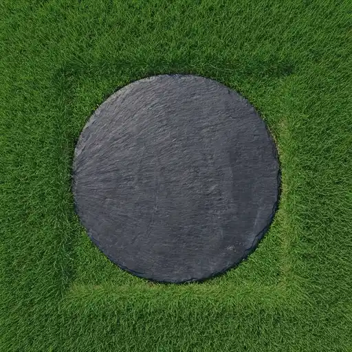 Kompakter Stehstein aus Hartgestein für ein genehmigtes Rasengrabfeld