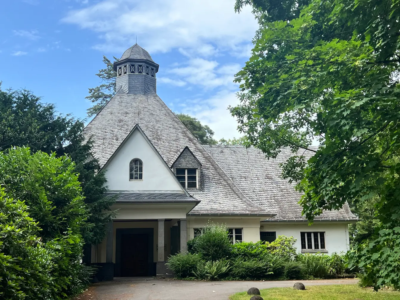 Waldfriedhof Oberrad in Frankfurt: Alter Baumbestand und historischer Landschaftspark