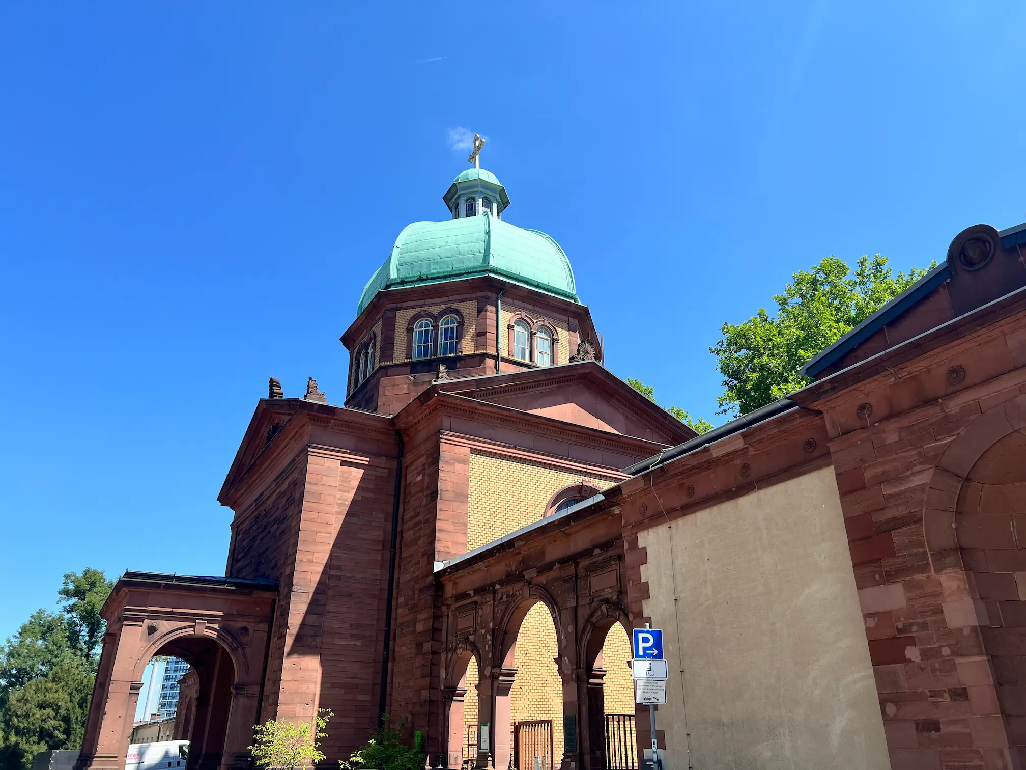 Südfriedhof Frankfurt: Historischer Landschaftspark in Sachsenhausen mit dichtem Baumbestand
