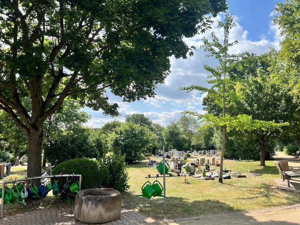 Neuer Friedhof Maintal-Hochstadt Anlage mit Wasserstelle und Gießkannen