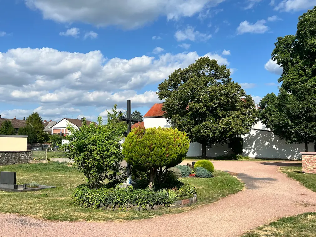 Alter Friedhof Dörnigheim Eingangsbereich und historische Grabmale Ratgeber